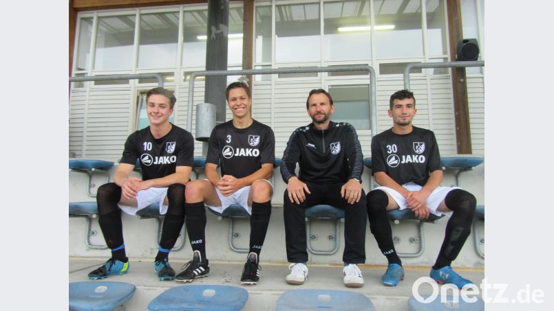 Mit dem Coach vier Neue: (von links) Alexander Jakobitz, Michael Führer, Trainer Wolfgang Richthammer und Serkan Yildiz. Maier