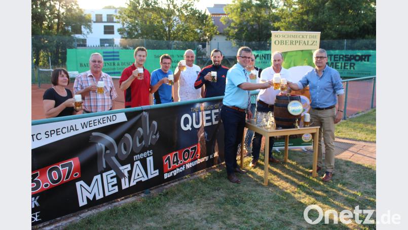 Vertreter von Tennisclub, Stadt und Brauerei bei der offiziellen Bierprobe für die beiden Rock-Nächte und die Feierlichkeiten des Clubs. sns