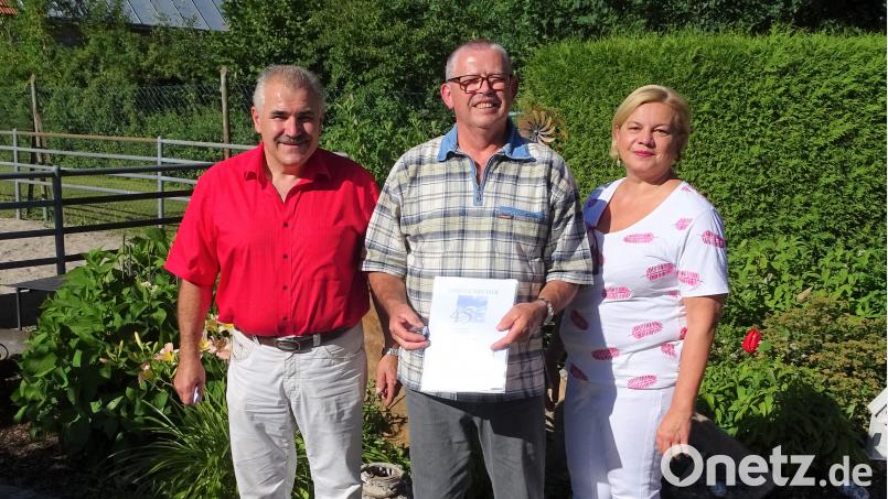 Elmar (links) und Christine Bayer danken Gottfried Bäuml (von rechts) für seine 45-jährige Treue zu ihrem Bäckereibetrieb. hl