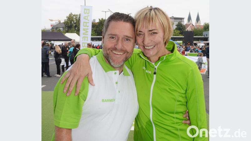 Die beiden Sportpromis beim Aktionstag auf dem Naabwiesen-Parkplatz Heike Drechsler und Jochen Wollmert sind nicht nur gleich alt, sondern auch derselben Meinung: Handy nur in Maßen. Schönberger