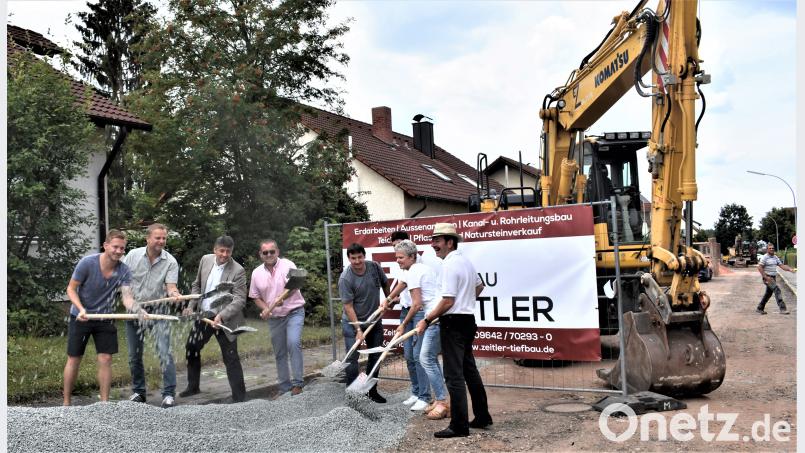 Beim Spatenstich in der Adalbert-Stifter-Straße waren dabei: Von links: Joachim Seitz, Michael Wagner, Bürgermeister Edgar Knobloch, Thomas Zeitler, Stadtbaumeister Hans Rettinger, Kathrin Regler, Christine Meyer und Helmut Amschler. rgr