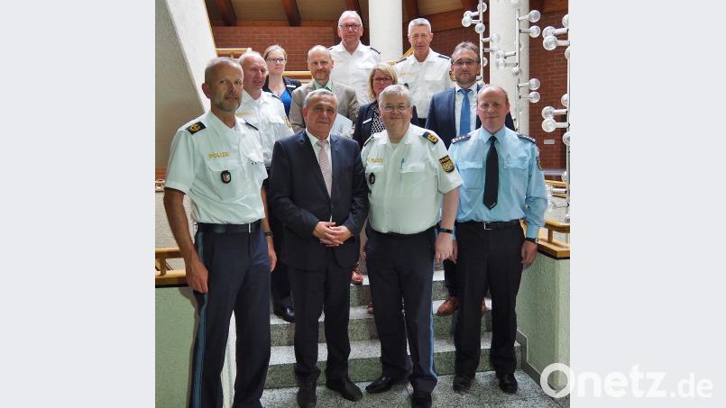 Sicherheitsgespräch der Polizei beim Oberbürgermeister. Mit dabei (vorne, von links) Leitender Polizeidirektor Thomas Schöniger, OB Kurt Seggewiß, Polizeipräsident Gerold Mahlmeister, Erster Polizeihauptkommisar Martin Roth (Bundespolizeiinspektion Waidhaus) sowie (mittlere Reihe, rechts) Thomas Bauer, Leiter der Kripo Weiden und (hinten rechts) Klaus Müller, Leiter der Weidener Inspektion. Bühner