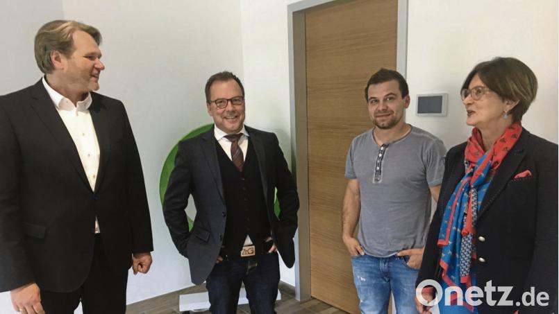 Der Wirtschaftsclub Nordoberpfalz präsentiert in den Räumen von Oberpfalz-Medien mit zwei Neumitgliedern auch ausgefallene Geschäftsideen. Von Links: Präsident Anton Braun, Michael Menner vom Dentallabor ZRO2, Stephan Schneider vom Online-Versand ZS Zweiradteile und Vizepräsidentin Cornelia Gebell. Clemens Fütterer
