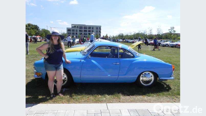 Franziska Schuster mit ihrem Traumauto: Am Reisetag fand auf dem Gartenschaugelände eine Karmann-Ghia-Oldtimertreffen statt. exb