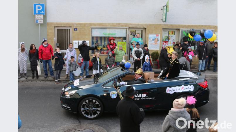 Die Fahrt im Cabrio beim Pressather Faschingszug zählt für das Kinderprinzenpaar zum Höhepunkt der närrischen Saison. sne