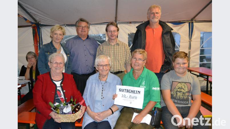 Die Gewinner beim Heimatring-Quiz: Lore Leitmeier, Hilde Heuberger, Gunda Heuberger (von links) mit Raphael Klein, der die Reihenfolge ausgelost hatte. Ihnen gratulieren die Verbindungsstadträte Gabi Laurich und Heiner Vierling sowie Vorsitzender Günther Magerl und Norbert Uschald (hinten, von links). hcz
