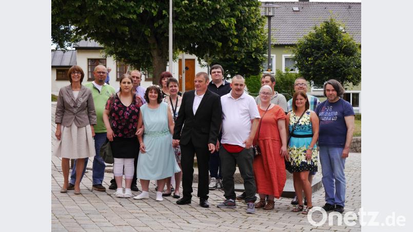 Im Waidhauser Rathaus geben sich Thomas Peyerl (Mitte) und Tanja Rickl (Fünfte von links) das Eheversprechen. fjo