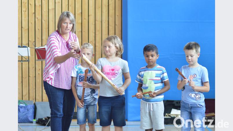 Blockflötenlehrerin Susi Krapf (links) erklärt den Aufbau von Flöten sowie die Besonderheiten der unterschiedlich großen Instrumente. myd