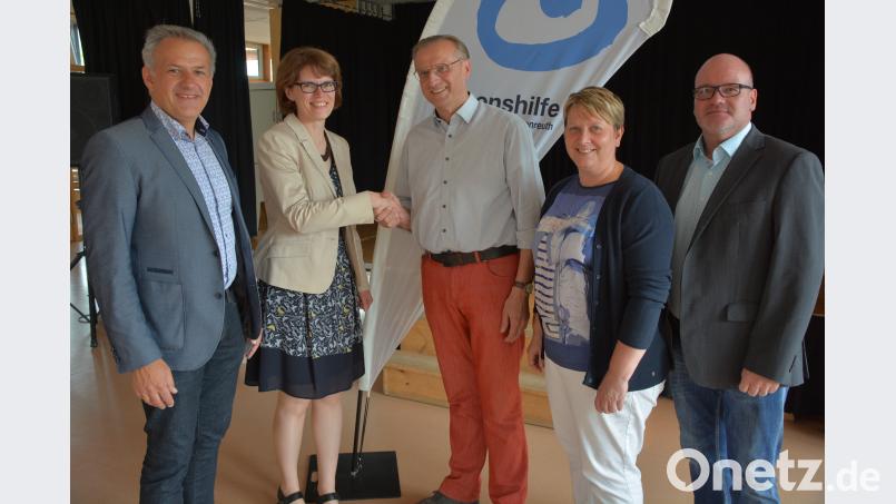 Andrea Kraft ist die erste Bezirksreferentin für die Lebenshilfen in der Oberpfalz, sie wurde jetzt in Mitterteich vorgestellt. Mit dabei waren (von links) der Tirschenreuther Lebenshilfe-Vorsitzende Roland Grillmeier, Andrea Kraft, Lebenshilfe-Bezirkssprecher Berthold Kellner, seine Stellvertreterin Katrin Panek (Amberg) und Dr. Jürgen Auer (Geschäftsführer Lebenshilfe Bayern) jr