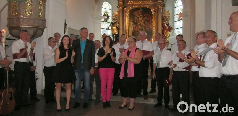 Die Mitwirkenden bescheren den Besuchern des Jubiläumskonzerts einen stimmungsvollen Abend beim 90-Jährigen des Jugendheimvereins. jub