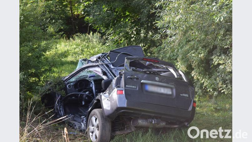 Der Suzuki wurde bei einem Unfall auf der B 85 total zerstört. jma