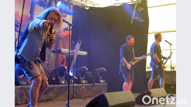 Sänger Thomas "Domml" Wöhrl (links) zeigt, wo es stimmungsmäßig langgeht. stg