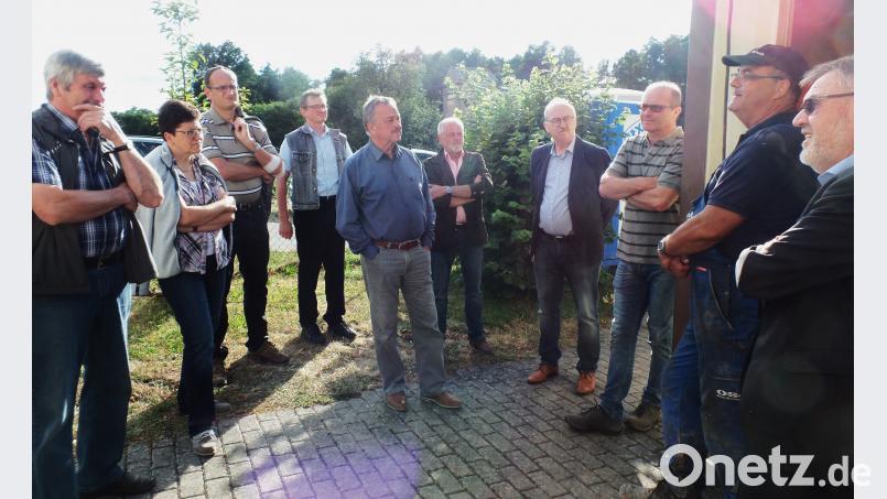 Bei einer Baustellenbesichtigung des Tiefbrunnens I erläutert Geräteführer Ingo Haase (Zweiter von rechts) dem Gemeinderat und Bürgermeister Josef Etterer (rechts) detailliert, warum eine Komplettsanierung notwendig ist. br