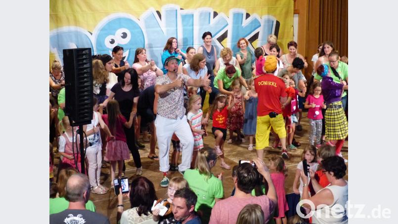 Als Donikkl, Erich, der Koch, und Mimi Starkstrom das Kommando auf der Bühne übernehmen, gibt es im Saal kein Halten mehr. Die Kinder lassen sich ebenso wie die Mamis und Papis von den Gute-Laune-Songs mitreißen. u