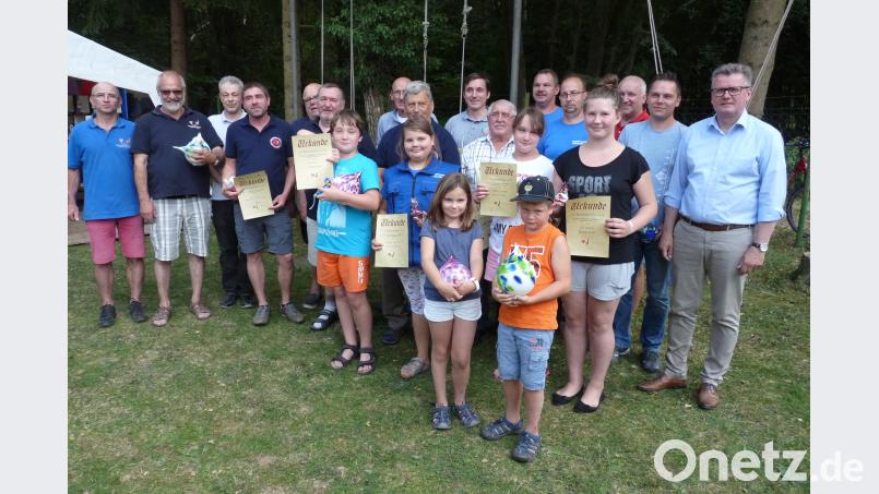 Die prämierten Züchter der 31. Jungvogelschau mit Bürgermeister Michael Göth (rechts), Vorsitzendem Karlheinz Späth (links) und seinem Vize Wolfgang Roel (Dritter von links). rlö
