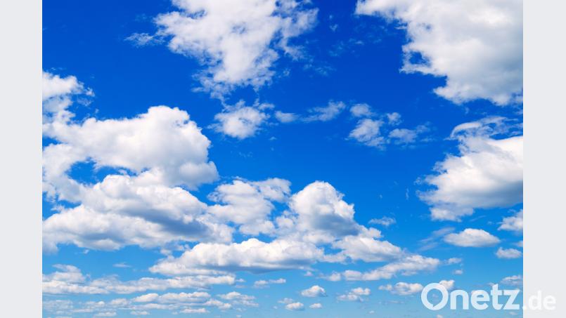 Beim Blick in den Sommerhimmel lässt es sich wunderbar abschalten vom stressigen Alltag. rrraum/stock.adobe.com