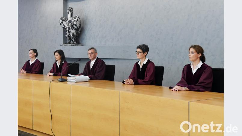 Der Dritte Zivilsenat beim Bundesgerichtshof (BGH), Susanne Arend, Ulrike Liebert, Ulrich Herrmann (Vorsitz), Babette Pohl und Valeska Böttcher (von links), verkündet das Urteil, ob Eltern auf das Facebook-Konto ihrer toten Tochter zugreifen dürfen. Laut dem Urteil muss Facebook den Eltern eines toten Mädchens als Erben Zugang zu dem seit fünfeinhalb Jahren gesperrten Nutzerkonto der Tochter gewähren. Foto: Uli Deck/dpa