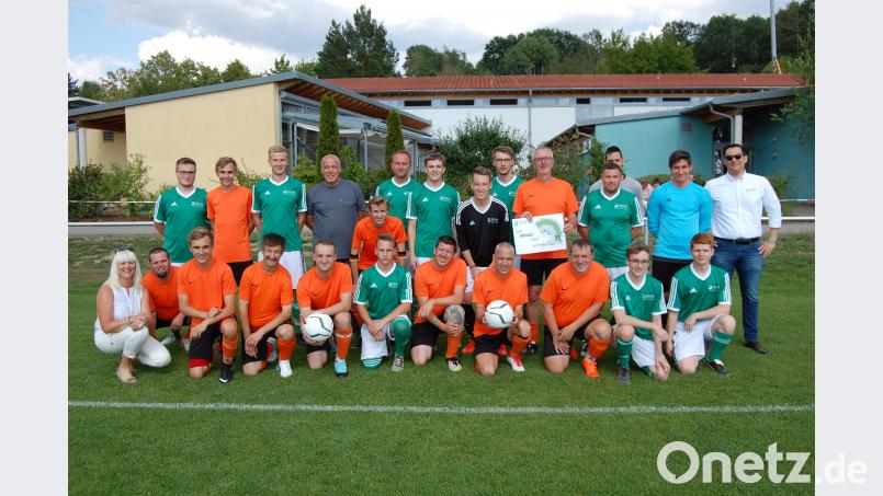 Nach der Spendenübergabe von 1000 Euro trennten sich die Azubis der Firma Rogers und die Reha-Sport-Auswahl unentschieden mit 5:5. grm