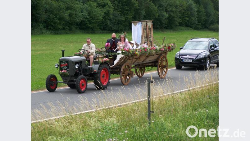Mit Dieselross und Kammerwagen macht sich das Brautpaar Norbert und Conny auf den Weg nach Riglashof. rrd