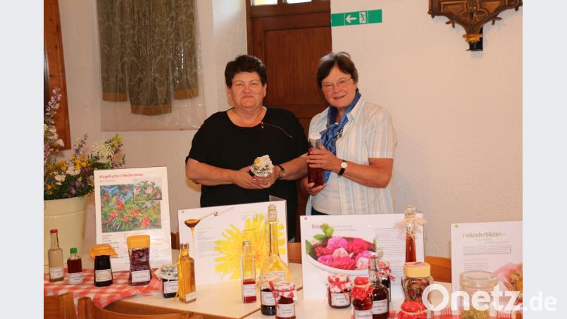Monika Fralix und Markusine Guthjahr (rechts) stellen den Frauen die vielfältigen Produkte aus Beeren, Kräutern und Rosen vor. rpp