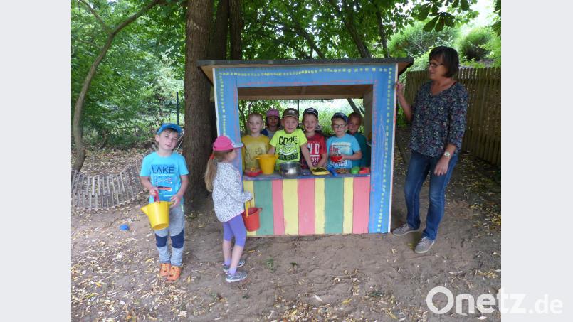 Die Mädchen und Buben haben die bunte Kinderbude mitgestaltet. sl