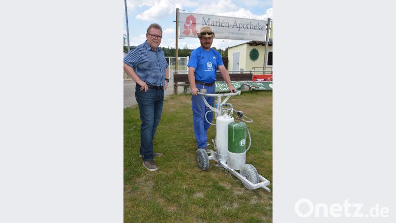 Das Spielfeld einsäen muss sein, dies macht Peter Greim (rechts) sehr akribisch. Da kann es schon mal sein, dass Bruder Gerhard nach dem Rechten sieht. Josef Rosner