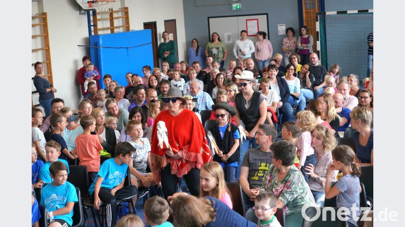 Bei ihrem Einmarsch ziehen die Cowboys alle Blicke auf sich. fvo