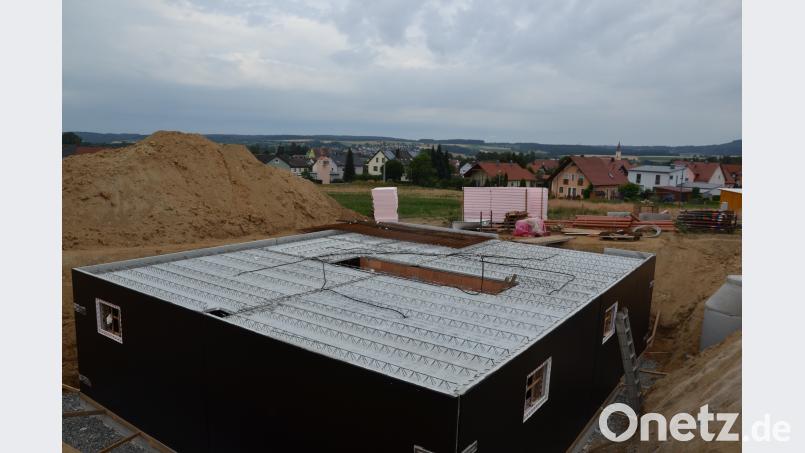 In „Steinling III“ in Moosbach entsteht das erste Wohnhaus. gi