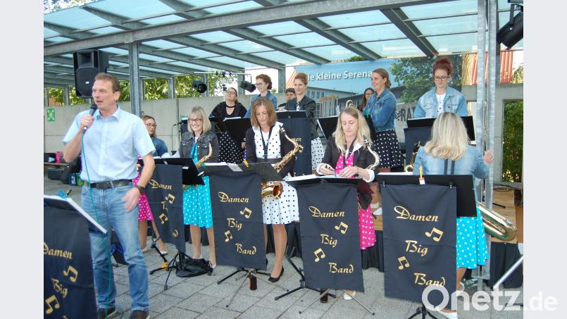 Die Damen-Big-Band aus Waidhaus begeistert die Zuhörer bei der Serenade. Schmola, Werner