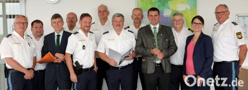 Polizeipräsident Gerold Mahlmeister (Dritter von rechts), Vertreter aus dem Polizeipräsidium, von Kripo und Verkehrspolizei sowie die Leiter der Inspektionen im Landkreis sprachen mit Landrat Thomas Ebeling (Vierter von rechts) und Sabine Riepl von derAbteilung öffentliche Sicherheit und Ordnung am Landratsamt (Zweite von rechts) die Straftaten, die Verkehrsunfälle und die daraus folgende Sicherheitslage. Götz
