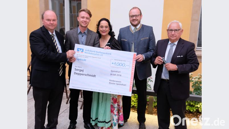 Mit einer Spende von 1000 Euro würdigte Georg Girisch (rechts) die Bachelorarbeit des OTH-Studenten Sergej Depperschmidt (Zweiter von links). Beratend zur Seite stand dem OTH-Studenten Prof. Dr. Wolfgang Weber (links). Grußworte sprachen Festival-Intendantin Sissy Thammer (Dritte von links) und Landrat Andreas Meier (Vierter von links). do