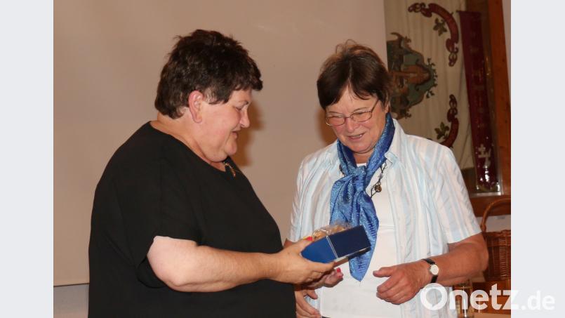 Monika Fralix (links) bedankt sich mit Dinkelprodukten aus der Senkendorfer Mühle bei Markusine Guthjahr . rpp
