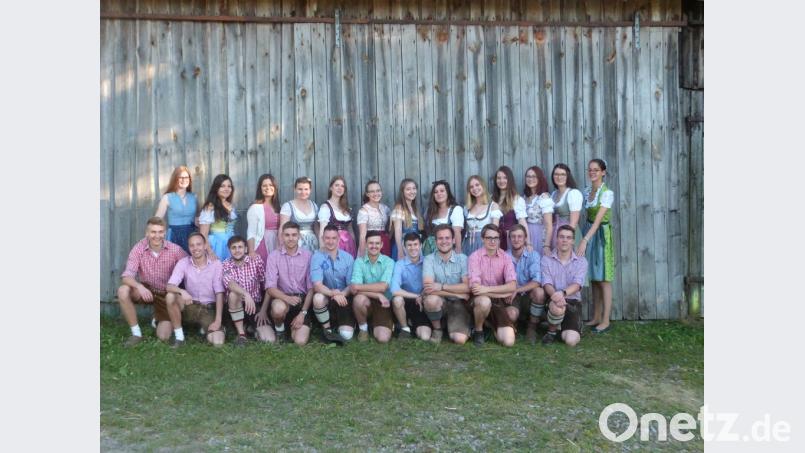 16 Paare tanten in Kemnath den Kirwabaum aus. kkl