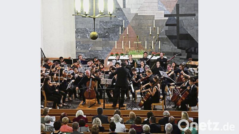 Das Orchesterkonzert der Festival Akademie im vergangenen Jahr in der Christuskirche als großes Finale mit Solist Misha Quint (Violoncello) und Dirigent Dorian Keilhack. Bild: Petra Hartl