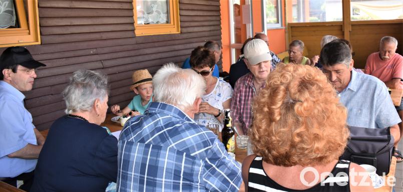 Die Kolpingsfamilie feierte ihr Sommerfest. Mit dabei waren Pfarrer Bernhard Müller (links) und Bürgermeister Edgar Knobloch (rechts). rgr