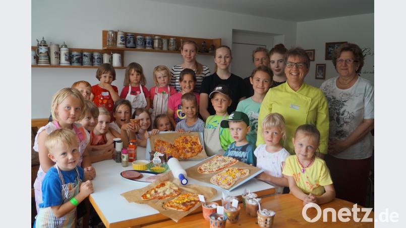 Das Pizzabacken ist immer sehr beliebt bei den Kindern des Ferienprogramms. du