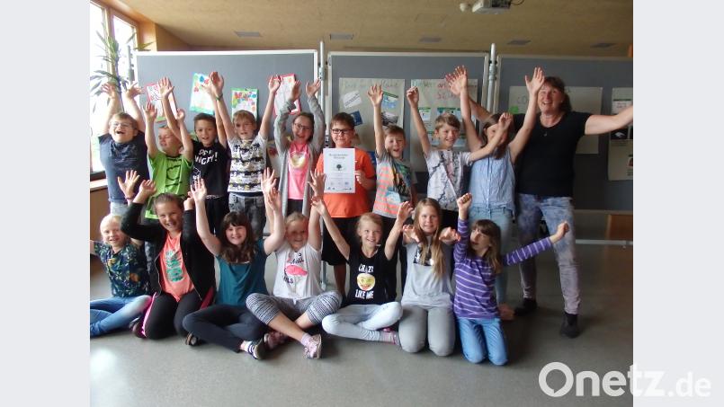 Die Klasse 4 a der Grundschule Plößberg veranstaltet beim Schulfest eine besondere Aktion: Mit einer Verkaufsaktion und der Hilfe vom Erdenwerk Ziegler unterstützen die Schüler die Aktion „Plant-for-the-Planet“. exb