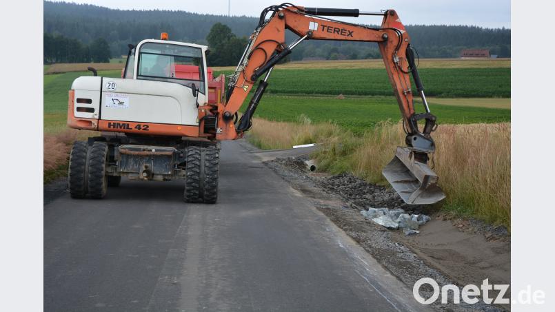 Sanierungsarbeiten laufen seit Mitte dieser Woche auf einem Abschnitt der Ortsverbindungsstraße zwischen Höflas und Siegelmühle. Seit dem schweren Unwetter vom 31. Mai ist die Straße gesperrt. jr