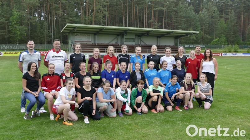 Die Frauenmannschaft des SC Luhe-Wildenau ist bereit für ihr erstes Spiel. exb