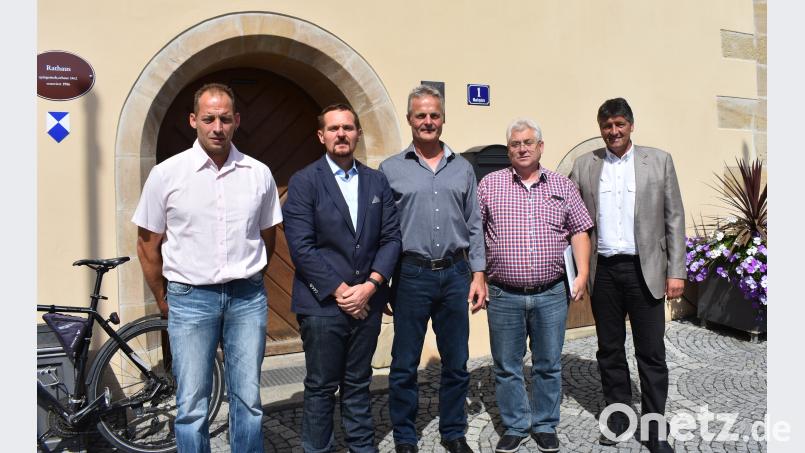 Dieter Gebhardt (Zweiter von links) ist der neue Betriebsratsvorsitzende bei der US-Garnison Tower und Rose Baracks. Zusammen mit ihm stellen sich auch Tobias Lehl (links) sowie Siegfried Bösl (Dritter von links) und Johann Danninger (rechts daneben) bei Bürgemeister Edgar Knobloch im Rathaus vor. rgr