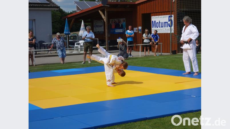 Schon die jüngsten Judoka begeistern beim Spielefest der DJK Ensdorf mit ihrem Können. tra