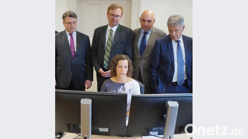 Rechtspflegerinspektorin Anna Nagler demonstrierte den interessierten Gästen die Tätigkeiten einer Grundbuchumschreibungsstelle. weu