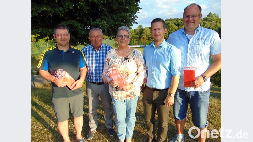 .Für das langjährige Engagement bedankten sich der 1. und 2. Vorsitzende Achim Bender (Zweiter von links) und Michael Jakuttis (Zweiter von rechts) bei den ausgeschiedenen Vorstands- und Beiratsmitgliedern Kurt Hösl (links), Yvonne Bauer und Gerald Schirmer (rechts). fnk