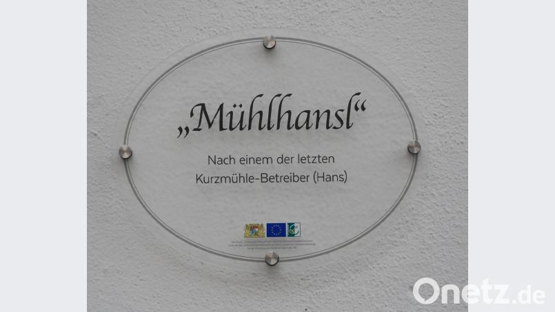 Neues Hausnamen-Schild an der Kurzmühle in Rosenberg. Bild: Andreas Royer