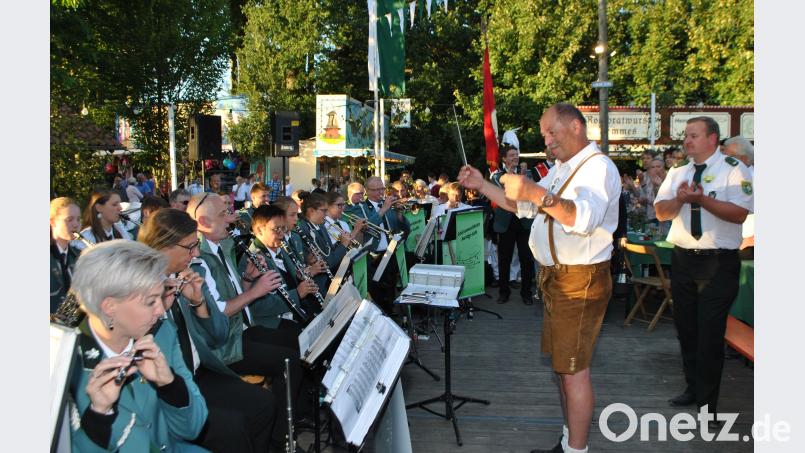Hermann Meier darf die Blaskapelle beim Niedersachsenlied dirigieren, was dem Oberpfälzer souverän gelang. exb