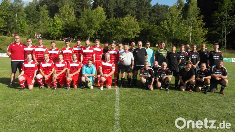 Die aktuelle erste Mannschaft des SVW (links) muss sich den Meisterkickern aus 95/96 und 20005/06 (rechts) knapp geschlagen gegeben. Schiedsrichter der Partie ist Ludwig Schreml (mit Ball). hl
