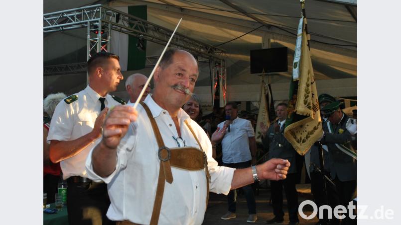Hermann Meier darf die Blaskapelle beim „Niedersachsenlied“ dirigieren, was dem Oberpfälzer souverän gelingt. Im Hintergrund rechts ist die restaurierte Fahne zu sehen, die der Anlass für die Reise nach Ankum war. exb