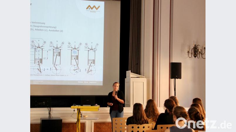 Studentin Katharina Eckl präsentierte den Studiengang Umwelttechnik im Dr.-Johanna-Decker-Gymnasium. OTH Amberg-Weiden/exb
