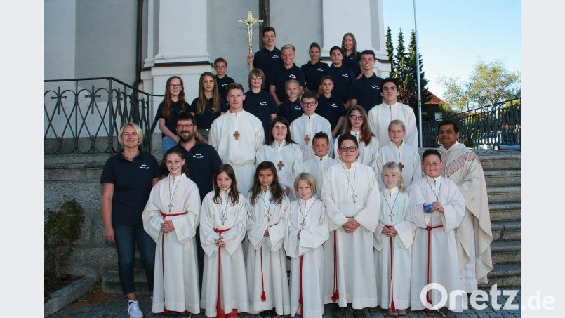 Sieben neue Ministranten – vorne von links: Magdalena Zwerenz, Josepha Blei, Svenja Ulrich, Sophia Bächer, Enrico Baum, Veronika Konz und Nicolo Rudhoff ergänzen künftig die Schar der Ministranten. „Herzlich willkommen“ sagten Silke Bächer, Markus Konz (vorne – von links), Pater Martin (rechts) und die künftigen Ministranten-Kollegen. wro