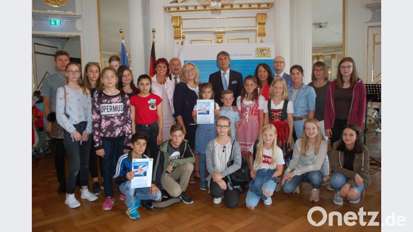Für ihre kreativen Beiträge im Europa-Wettbewerb hat Regierungspräsident Axel Bartelt (hinten Mitte) auch Schüler aus Amberg und Ammerthal ausgezeichnet. (gib)